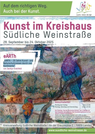 Plakat zur Ausstellung „eARTh – 20 Jahre Kunst- und Naturschutzreisen durch vier Kontinente“ von Jacklyn Gratzfeld vom 28. September bis 24. Oktober 2025. Das Plakat zeigt ein farbenfrohes Naturmotiv mit Vögeln und einem Löwen.