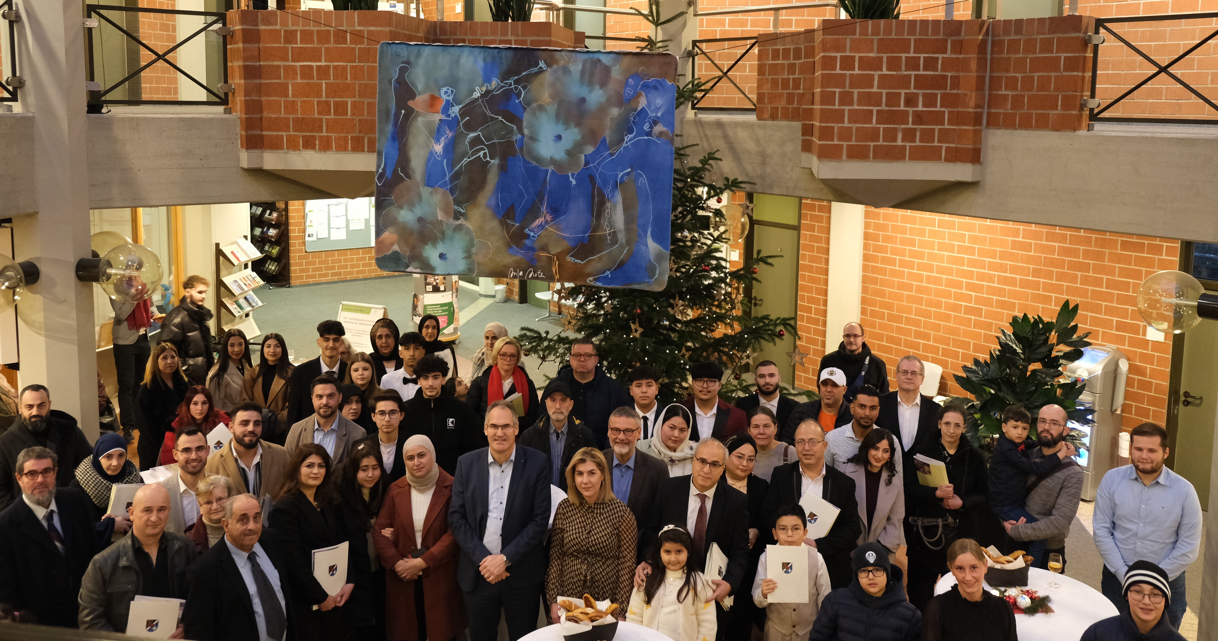 Die Gruppe im Foyer der Kreisverwaltung SÜW. 