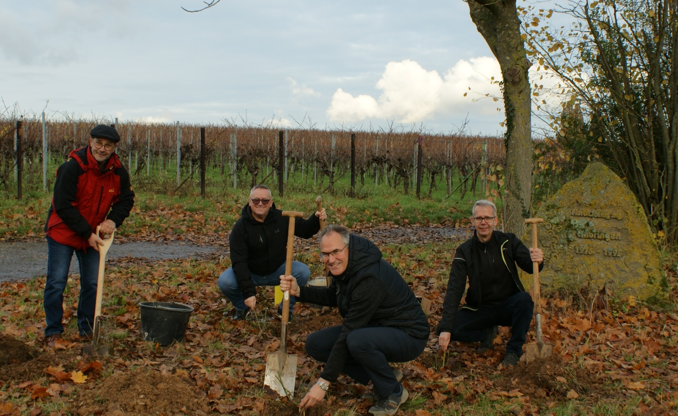 Vier Personen mit Schaufeln.