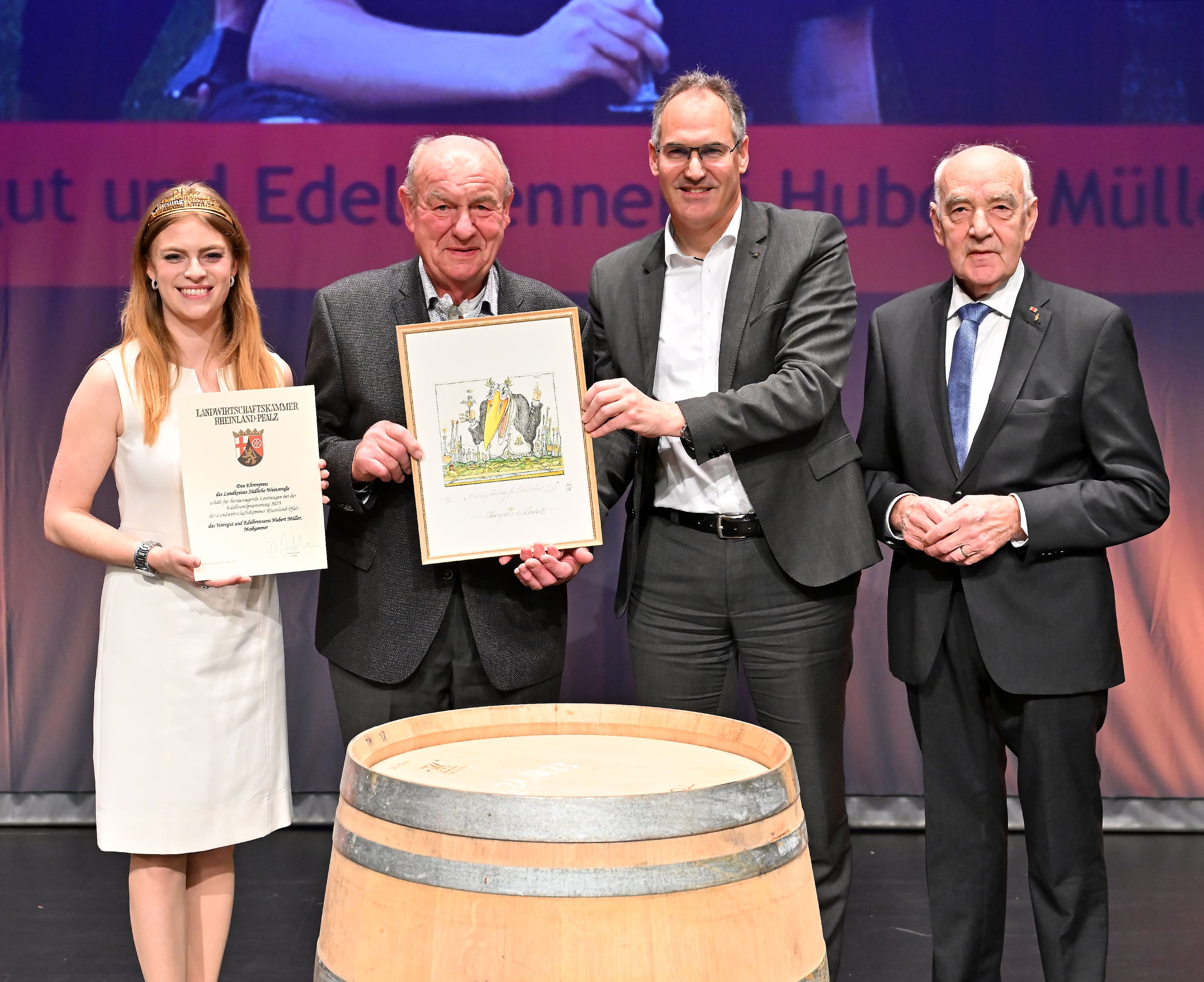 Vier Personen bei der Preisübergabe. 