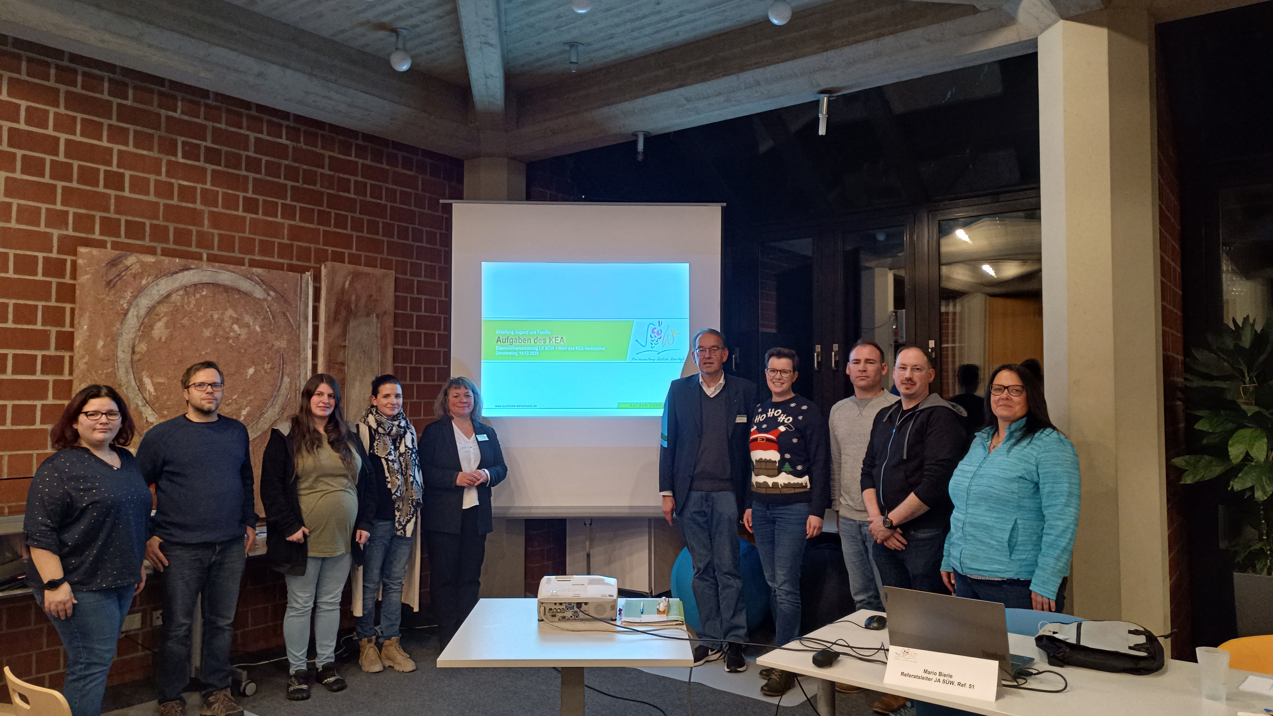 Die Personen stehen im Casino der Kreisverwaltung. 