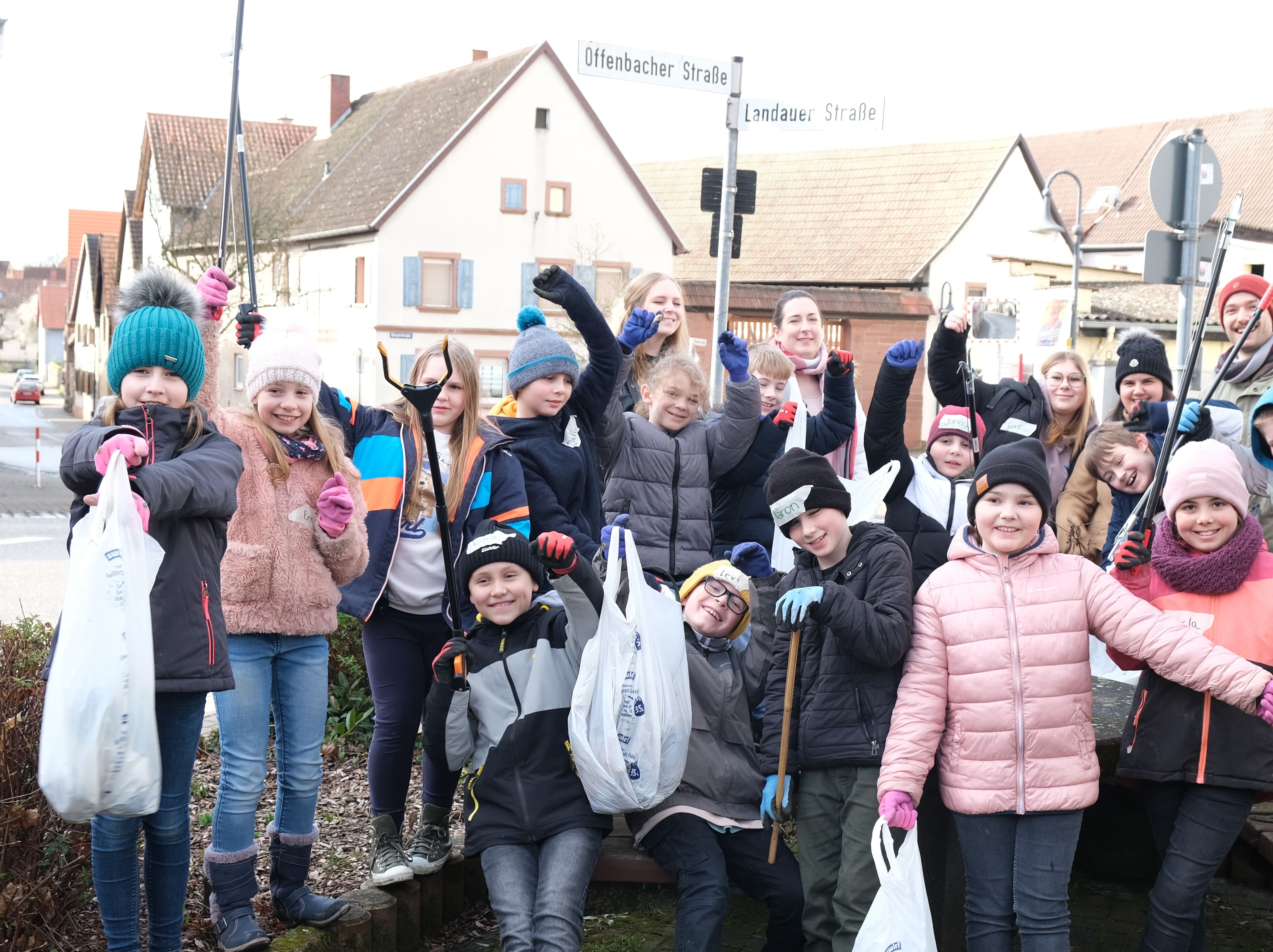 Jubende Kinder an der Kreuzung im Dorfmittelpunkt von Insheim.