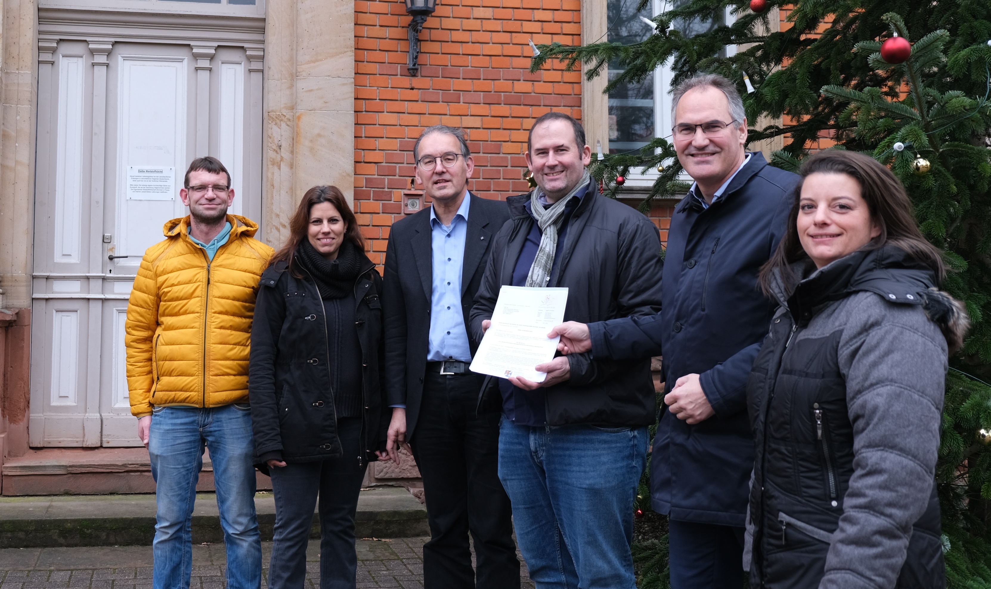 Vor dem Hochstadter Rathaus. 