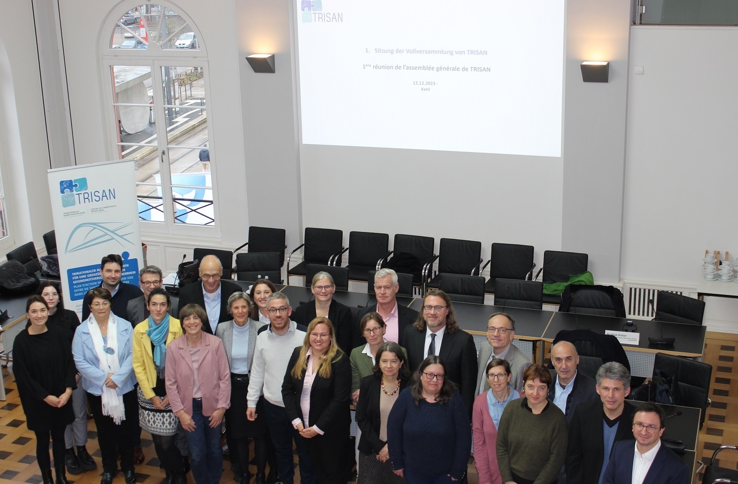 Eine Gruppe Menschen im Ratssaal in Kehl.