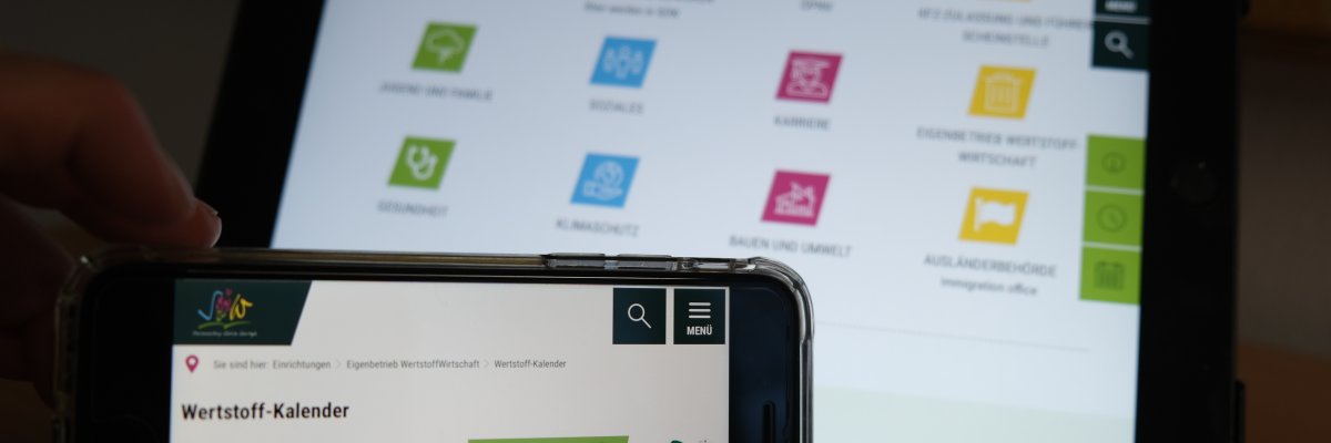 Tablet und Smartphone zeigen die Startseite der Kreisverwaltungswebseite an. 