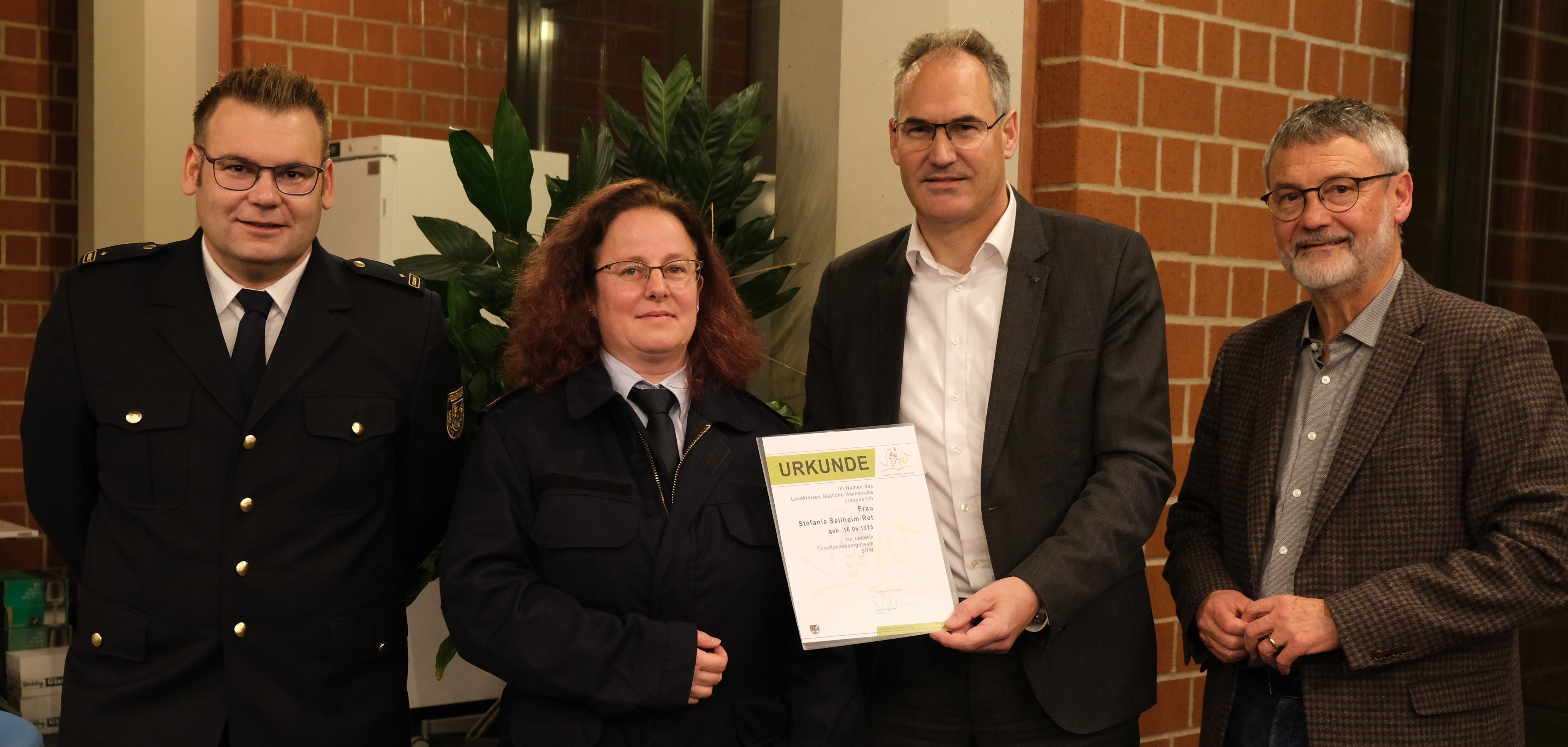 Landrat Dietmar Seefeldt (Zweiter von rechts) hat Stefanie Sellheim-Ret zur Leiterin des geplanten Einsatznachsorgeteams ernannt. Mit im Bild: Brand- und Katastrophenschutzinspekteur SÜW Jens Thiele (links) und Kreisbeigeordneter Kurt Wagenführer. Foto: KV SÜW