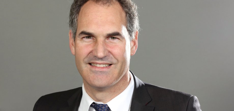 Landrat Dietmar Seefeldt im Porträt.