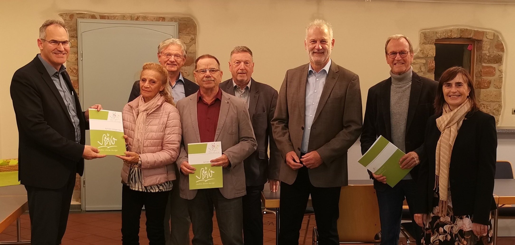 Landrat Dietmar Seefeldt (links) übergibt die Zusagen über die Förderbescheide des Bundes an (von links) Felicitas Holz, Hermann-Josef Marx, Karl-Ludwig Vatter, Arno Walter (alle Herta-Kuhn-Stiftung), Kirrweilers Ortsbürgermeister Rolf Metzger, Jürgen Pluskat (ebenfalls Stiftung) sowie Gabriele Flach, Bürgermeisterin der Verbandsgemeinde Maikammer. Foto: KV SÜW