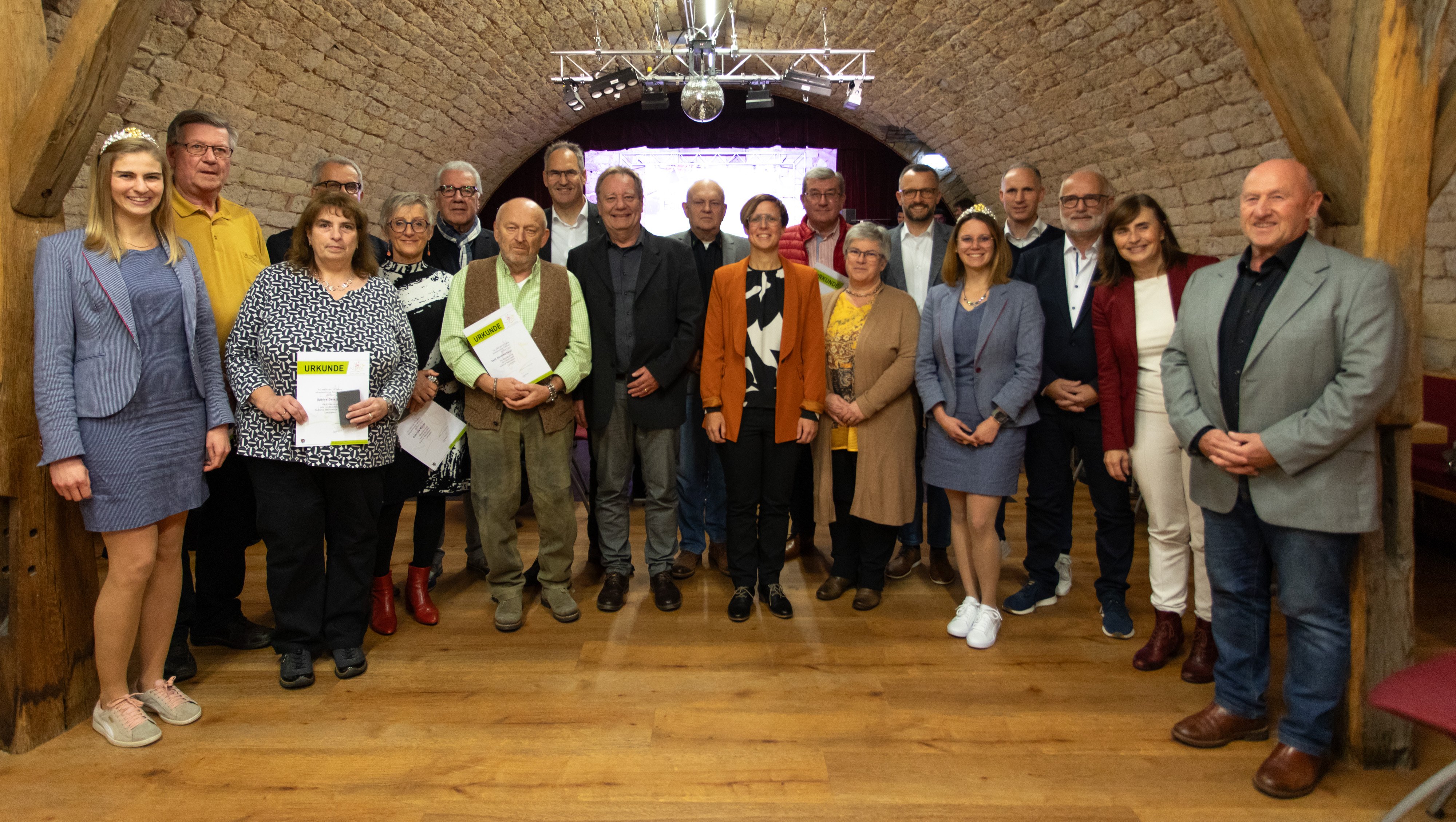Eine Gruppe von Menschen steht im Maikammerer Rassiga-Keller. 