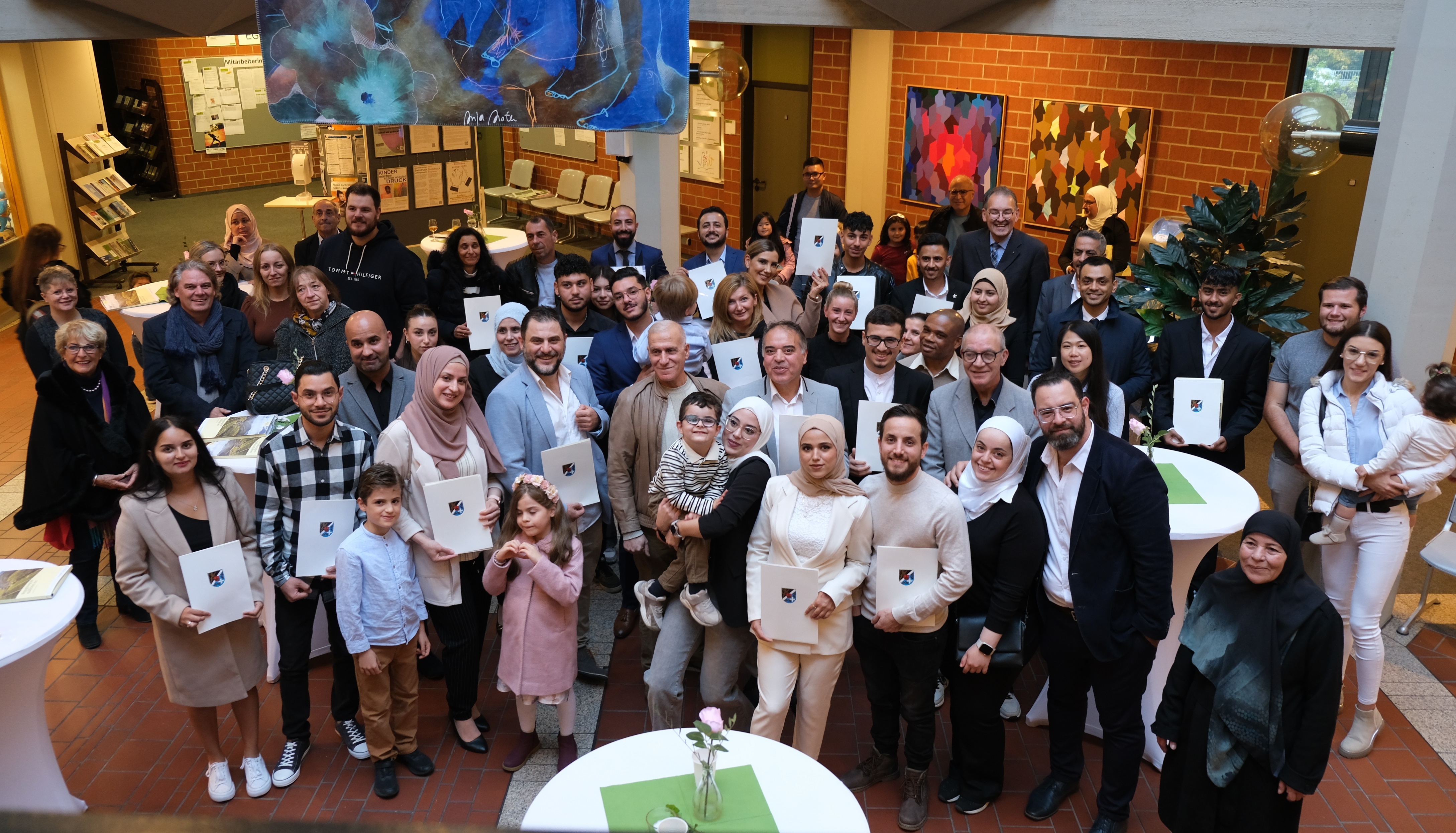 Mehrere Dutzend Menschen im Foyer des Kreishauses SÜW. 