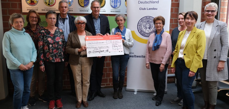 Landrat Dietmar Seefeldt übergibt gemeinsam mit Vertreterinnen des "Soroptimist International Club Landau" einen Spendenscheck an Vertreterinnen und Vertreter des Vereins „Silberstreif – gegen Altersarmut in LD und SÜW“. Foto: KV SÜW