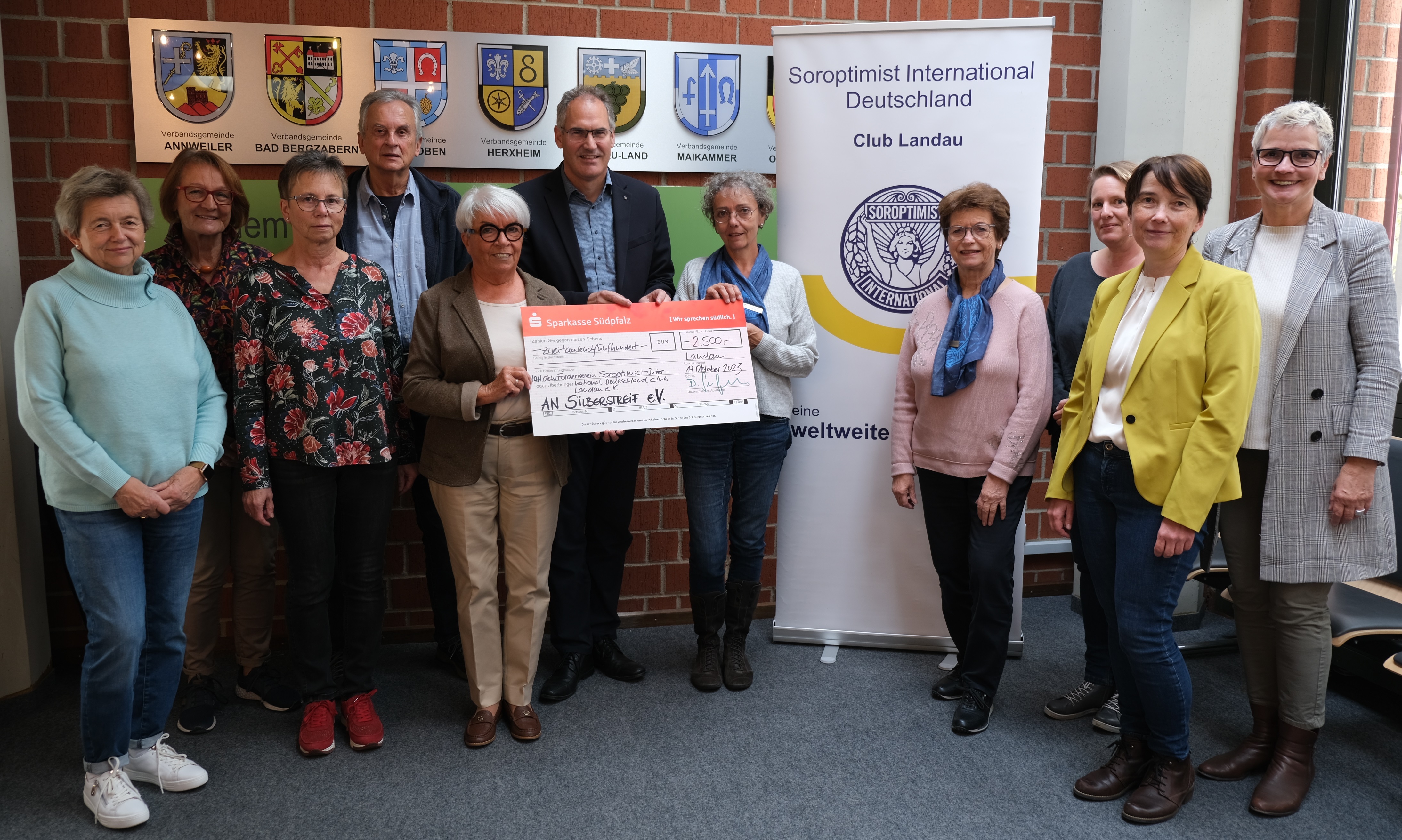Landrat Dietmar Seefeldt übergibt gemeinsam mit Vertreterinnen des "Soroptimist International Club Landau" einen Spendenscheck an Vertreterinnen und Vertreter des Vereins „Silberstreif – gegen Altersarmut in LD und SÜW“. Foto: KV SÜW