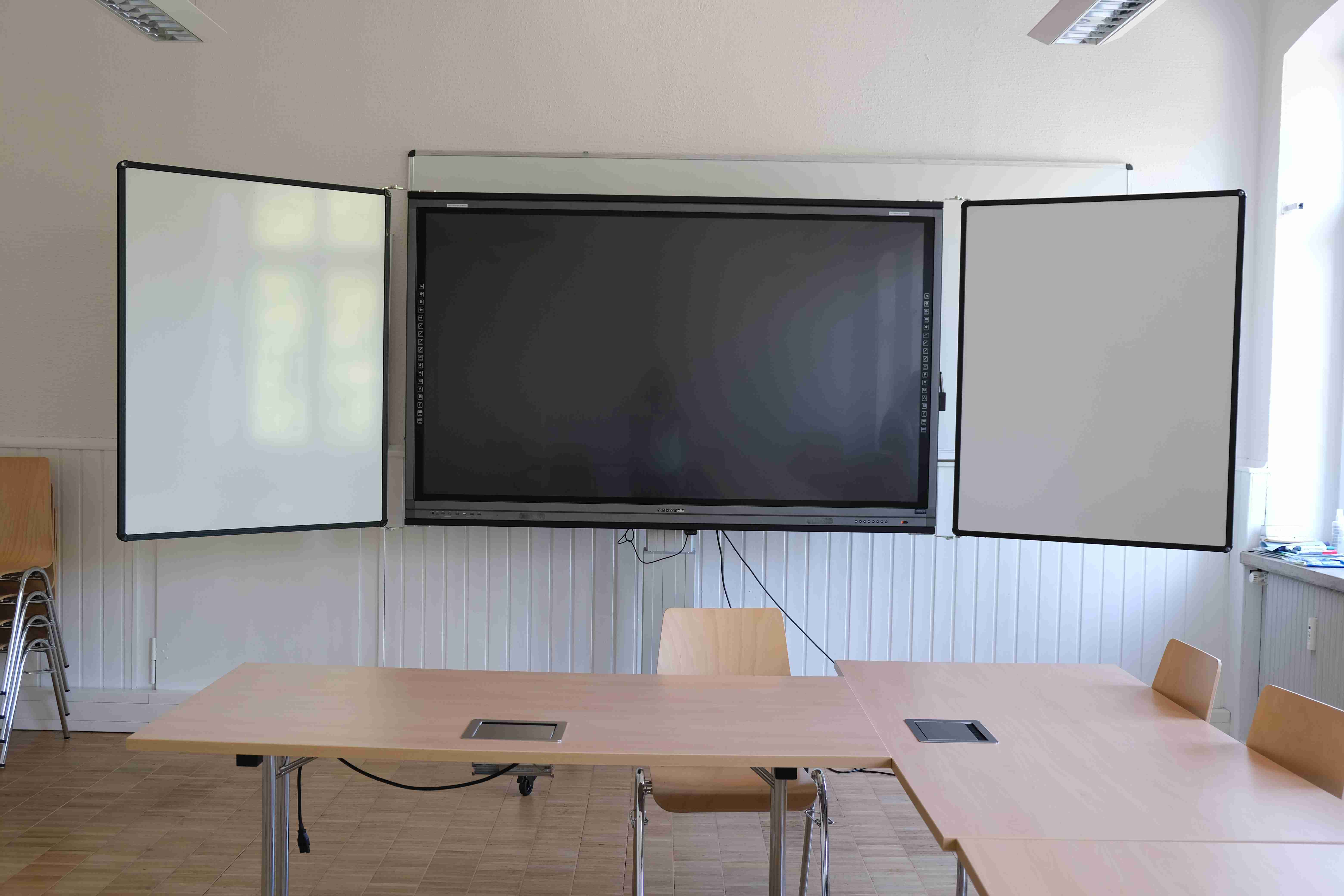 Eine aufgeklappte, digitale Schultafel. 