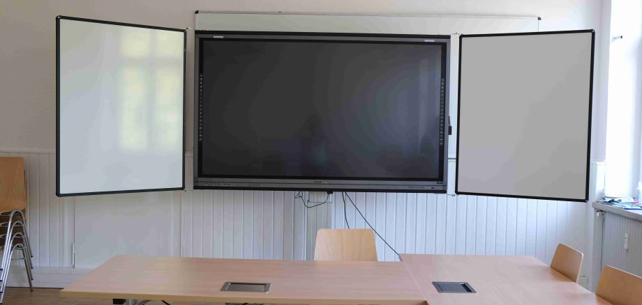 Eine aufgeklappte, digitale Schultafel. 