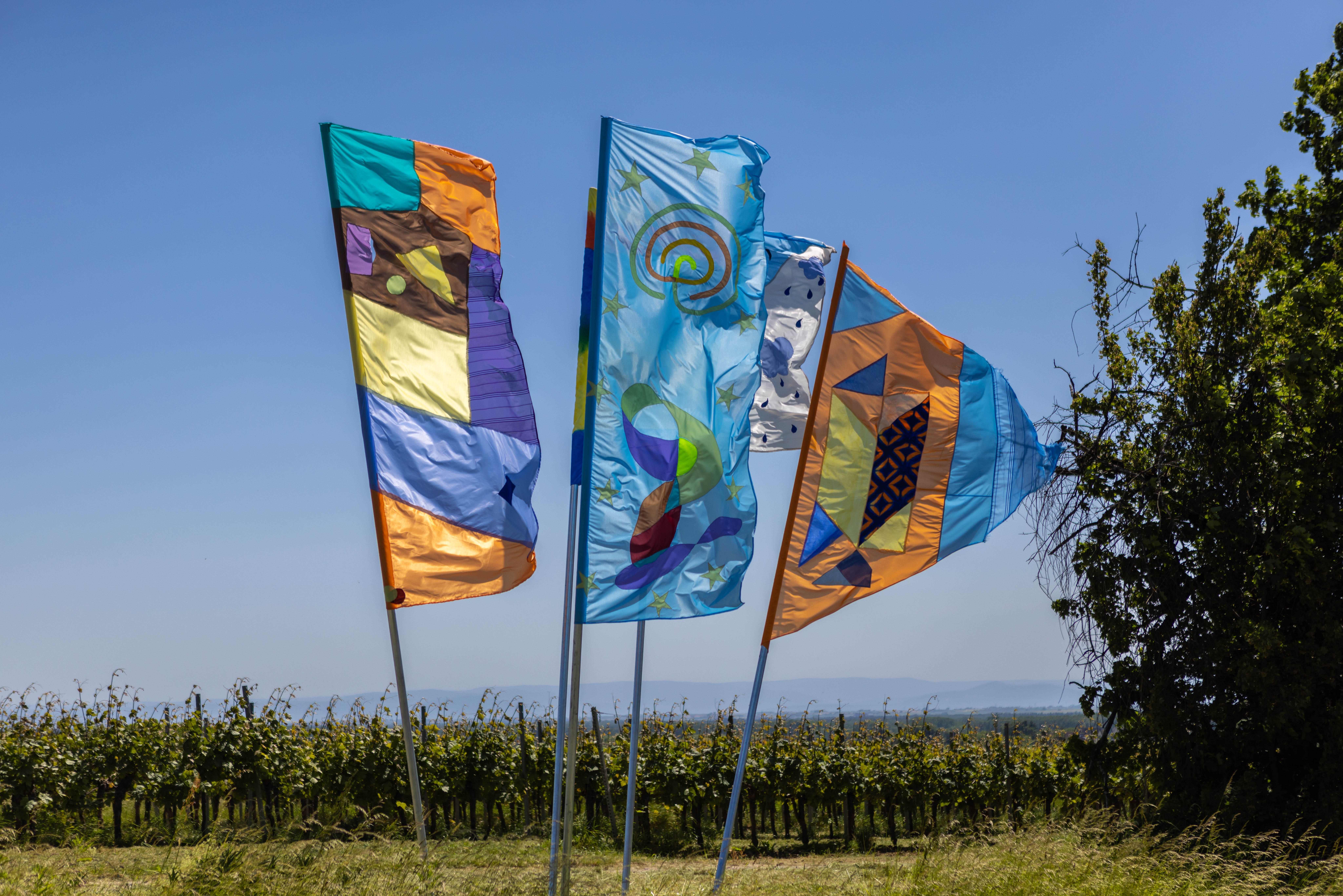 Bunte Flaggen wehen im Wind. 