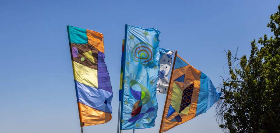 Bunte Flaggen wehen im Wind. 