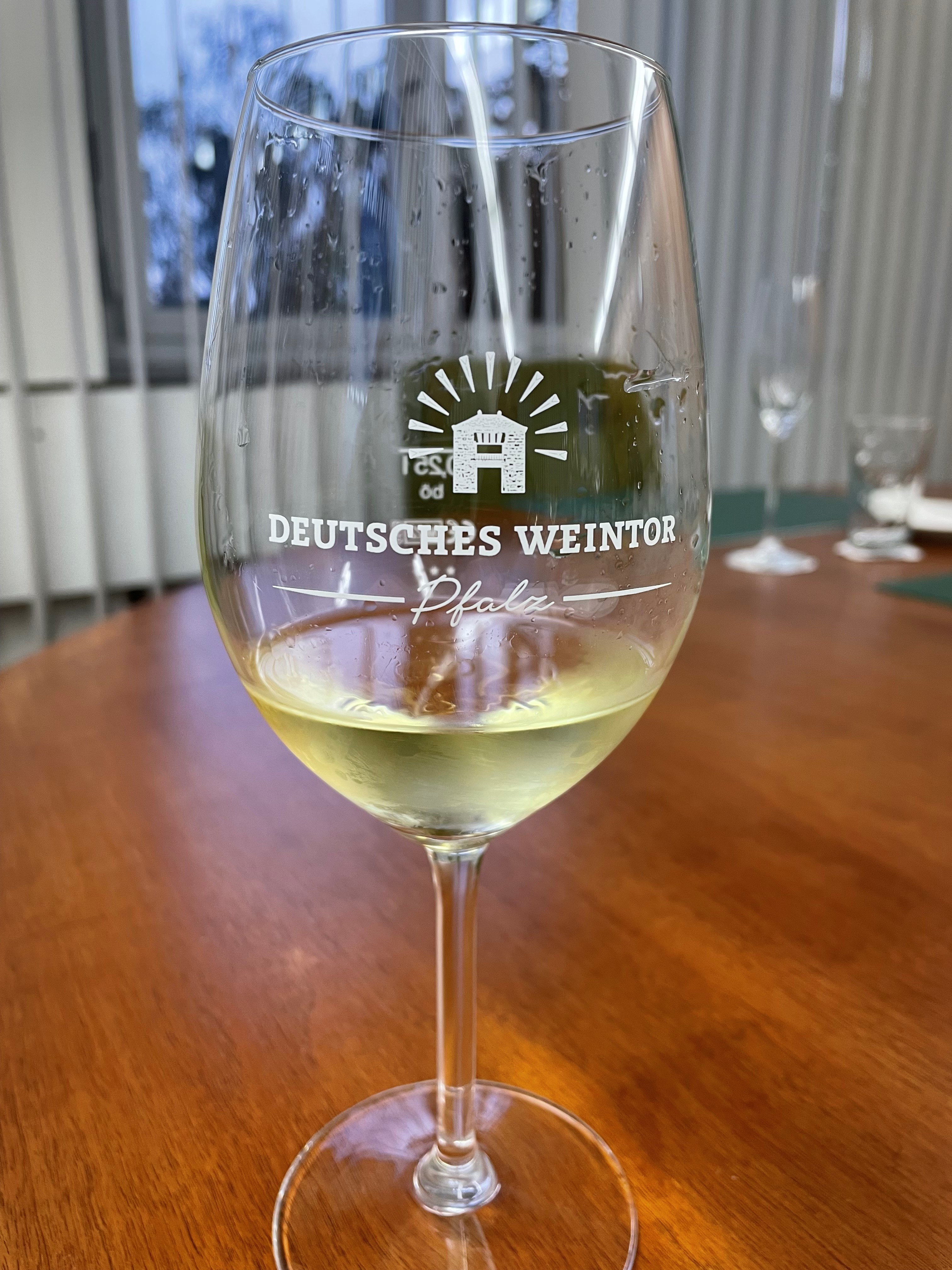 Ein Weinglas mit Weißwein. 