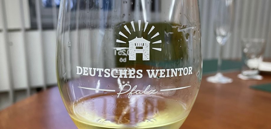 Ein Weinglas mit Weißwein. 