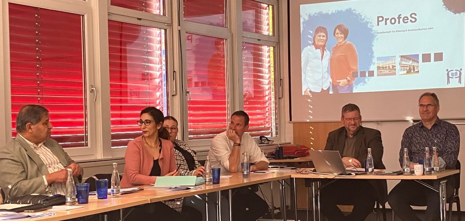 Teilnehmende der jüngsten Sitzung des Beirats für Migration und Integration sitzen gemeinsam am Tisch.