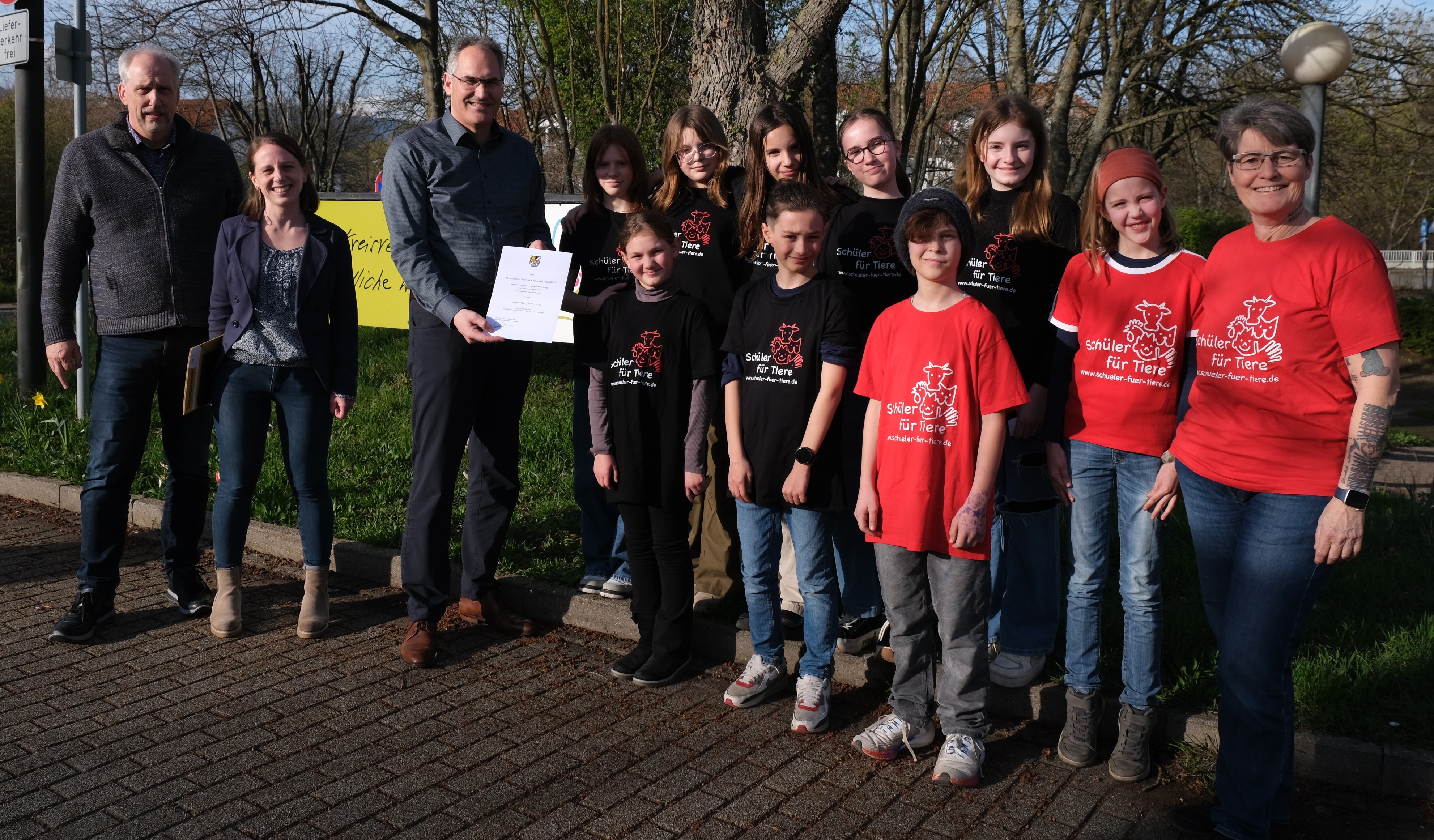 Landrat Dietmar Seefeldt (Dritter von links) überreichte Sabine Luppert (rechts) und ihrer Schüler-AG der IGS Kandel gemeinsam mit Richard Dümmler (links) und Denise Benzinger (Zweite von links) von der Abteilung „Bauen und Umwelt“ den Umweltpreis 2023 für Kinder und Jugendliche.