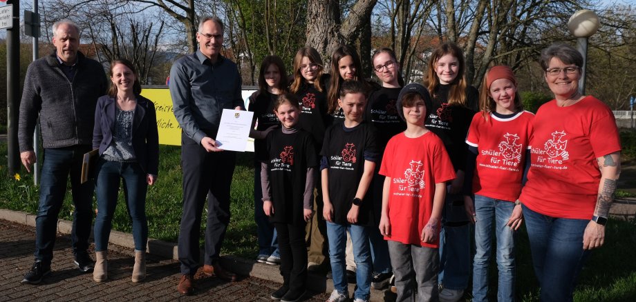 Landrat Dietmar Seefeldt (Dritter von links) überreichte Sabine Luppert (rechts) und ihrer Schüler-AG der IGS Kandel gemeinsam mit Richard Dümmler (links) und Denise Benzinger (Zweite von links) von der Abteilung „Bauen und Umwelt“ den Umweltpreis 2023 für Kinder und Jugendliche.