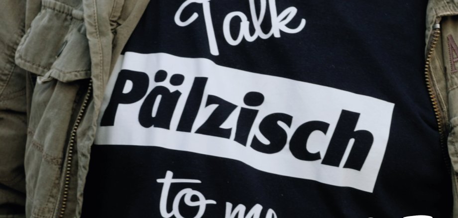 Ein T-Shirt aus den USA mit der Aufschrift „Talk Pälzisch to me“, also „Sprich Pälzisch mit mir“.