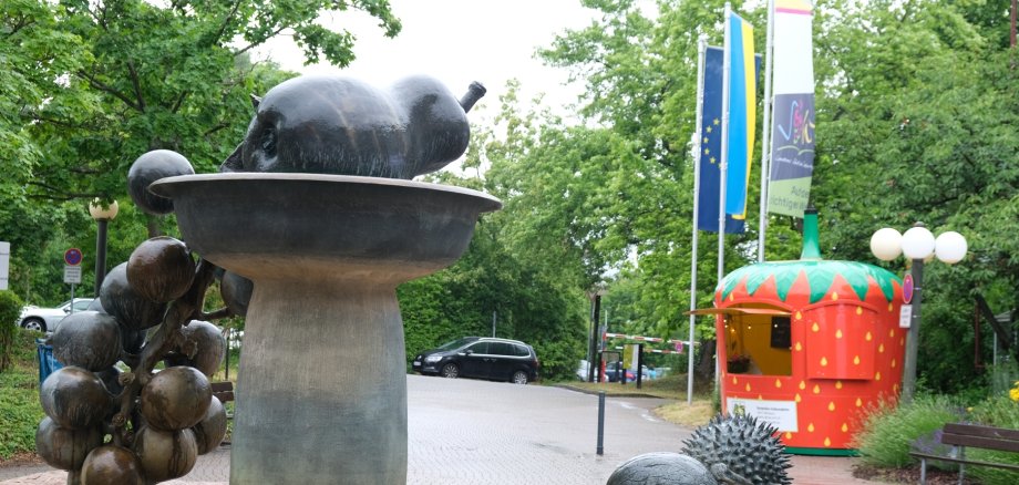 „Früchte-Brunnen“ vor dem Kreishaus in Landau