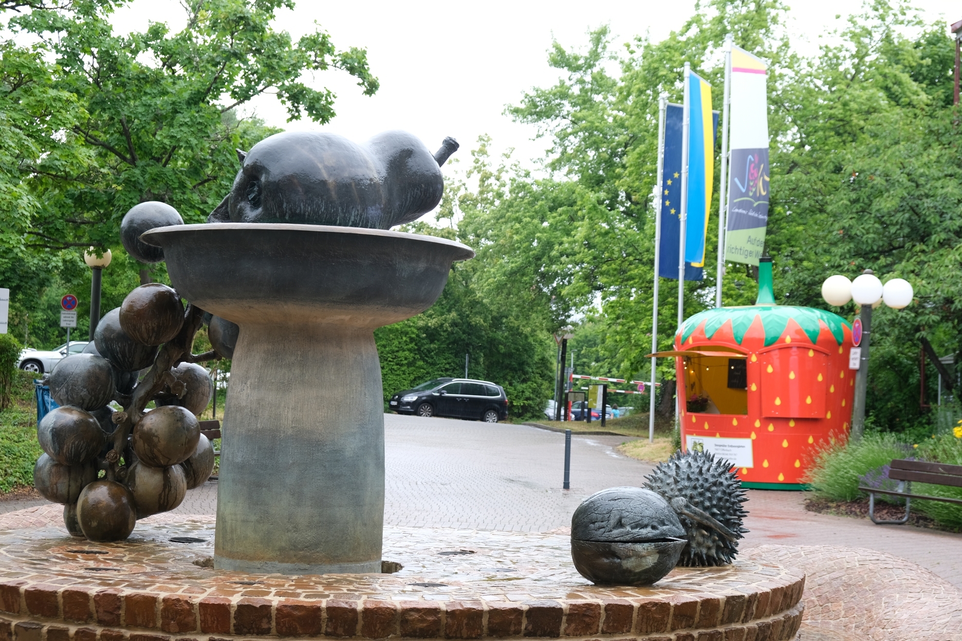 „Früchte-Brunnen“ vor dem Kreishaus in Landau