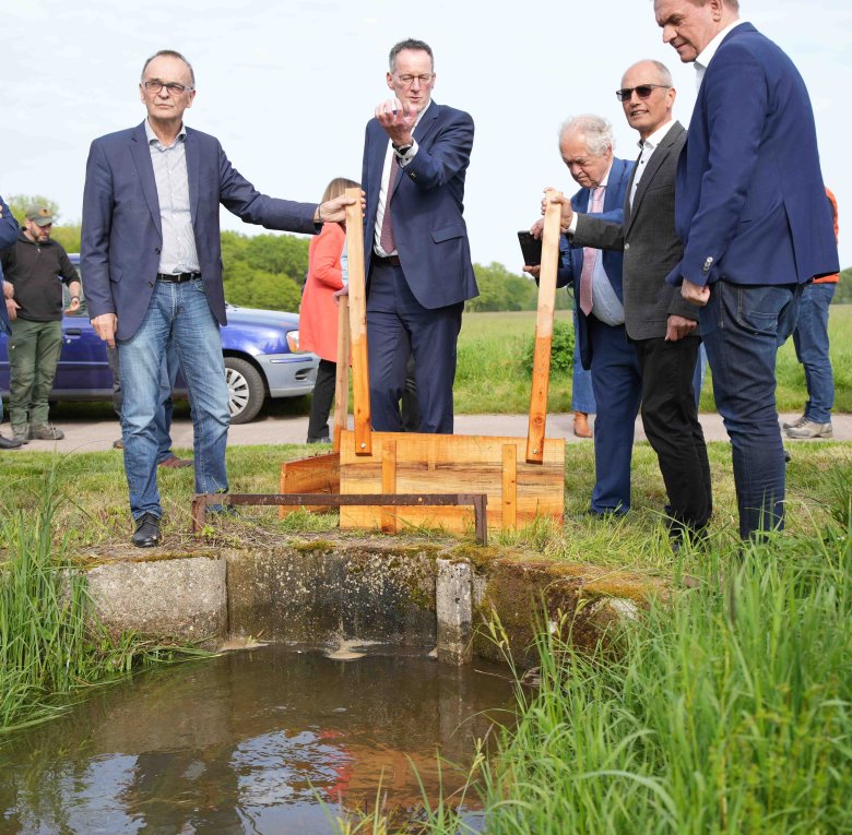 Landrat Dr. Fritz Brechtel, der rheinland-pfälzische Innenminister, Michael Ebling, Prof. Dr. Christoph Wulf, Vizepräsident der Deutschen UNESCO-Kommission, Pirmin Hilsendegen von der IG Queichwiesen sowie Gerald Job, Bürgermeister der Verbandsgemeinde Bellheim, betrachten sich die Queichwiesen. Foto: KV Germersheim Landrat Dr. Fritz Brechtel, der rheinland-pfälzische Innenminister, Michael Ebling, Prof. Dr. Christoph Wulf, Vizepräsident der Deutschen UNESCO-Kommission, Pirmin Hilsendegen von der IG Queichwiesen sowie Gerald Job, Bürgermeister der Verbandsgemeinde Bellheim, betrachten sich die Queichwiesen. Foto: KV Germersheim