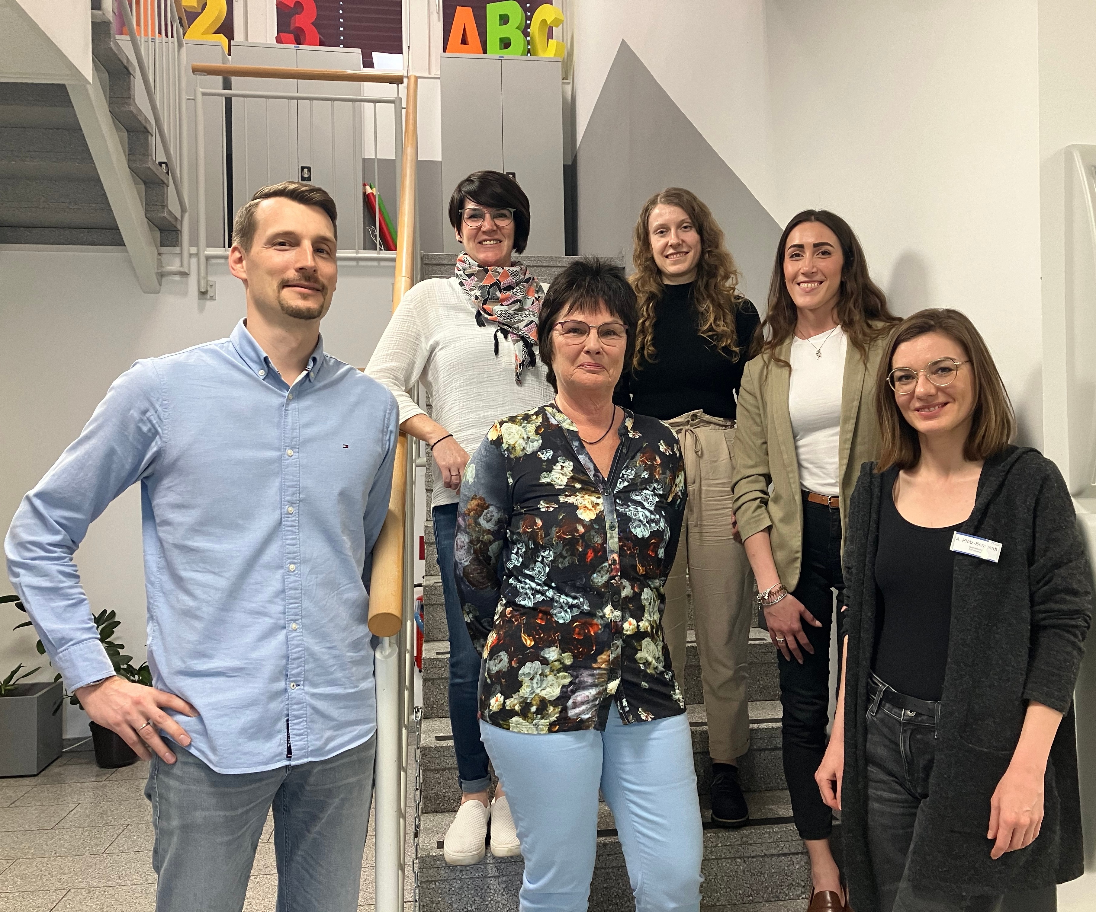 Die ProfeS-Geschäftsführerinnen Martina Erzberger-Ries und Sandra Kiefer-Seiter mit Mitarbeitenden des Unternehmens.