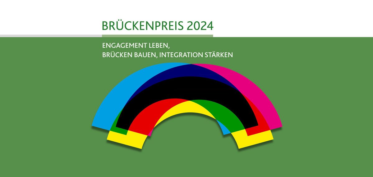 Grafik des Brückenpreises 2024 mit einem stilisierten, bunten Brückenmotiv. Über dem Bild steht der Text 'BRÜCKENPREIS 2024'. Darunter befindet sich der Slogan: 'ENGAGEMENT LEBEN, BRÜCKEN BAUEN, INTEGRATION STÄRKEN'. Das Bild ist auf einem grünen Hintergrund platziert, der die Botschaft der Integration und Gemeinschaft unterstützt.