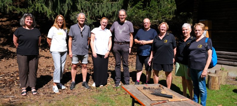 Gruppenbild der Sponsoren von Star Care e.V. Rheinland-Pfalz und Rohrbach tut gut e.V. gemeinsam mit dem Ersten Kreisbeigeordneten Georg Kern und Jugendamtsleiterin Hannelore Schlageter im Wild- und Wanderpark Südliche Weinstraße.