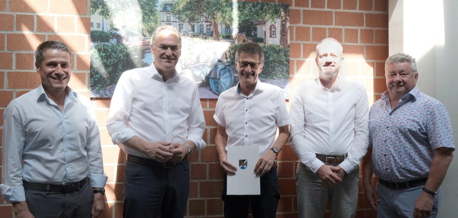 Von links: Kreisbeigeordneter Uwe Huth, Landrat Dietmar Seefeldt, Referatsleiter Joachim Ohmer, Abteilungsleiter Peter Schürmann und Personalratsvorsitzender Udo Baumgartner.