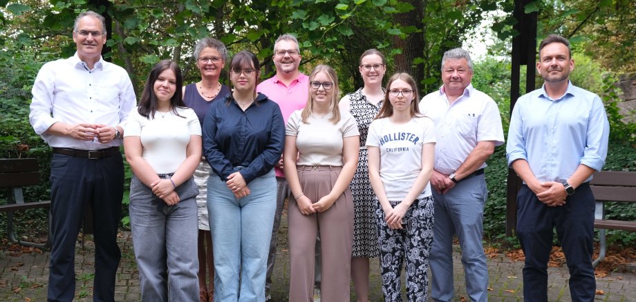 Eine Gruppe von Menschen im Freien.