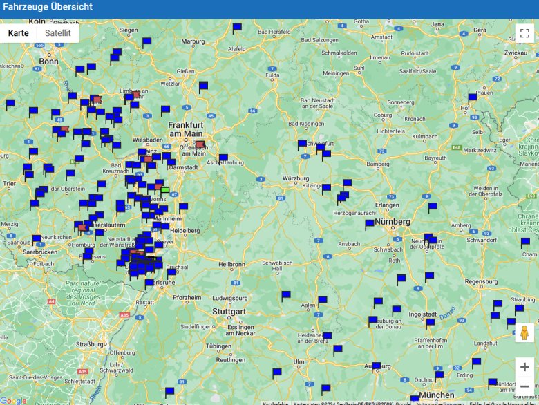 „Red Farmer“ in Südwest- und Süddeutschland: Überall dort, wo blaue Fähnchen zu sehen sind, haben sich bereits Landwirte gemeldet, um die Feuerwehren in ihrer Nähe mit ihren Gerätschaften und Fahrzeugen zu unterstützen. Quelle: www.redfarmer.de Eine digitale Karte von Südwest- und Süddeutschland zeigt die Standorte der registrierten 'Red Farmer'-Teilnehmer, die durch blaue Fähnchen markiert sind. Diese Fähnchen repräsentieren Landwirte, die sich freiwillig gemeldet haben, um lokale Feuerwehren mit Geräten und Fahrzeugen zu unterstützen.