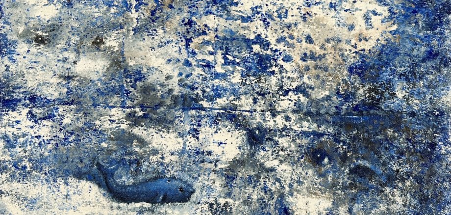 Ein abstraktes Gemälde des Künstlers Matthias Göhr mit dem Titel "Einfach treiben lassen". Das Bild ist in Blautönen gehalten und zeigt eine texturierte Oberfläche, die an Wasser oder eine Unterwasserlandschaft erinnert. In der unteren linken Ecke ist ein stilisierter Fisch erkennbar, der durch das Bild zu schwimmen scheint. Die Darstellung vermittelt ein Gefühl von Ruhe und Gelassenheit, passend zum Titel des Werks.