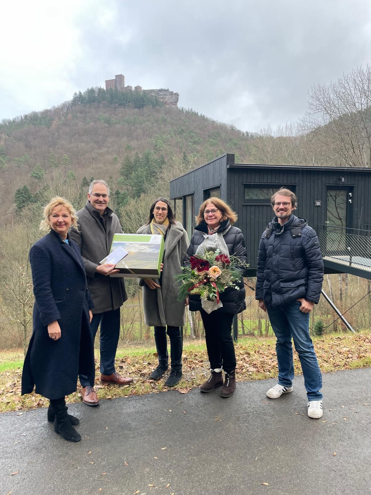 Im Hintergrund Burg Trifels und ein Stelzenhaus, im Vordergrund von links nach rechts: Carmen Winter, Dietmar Seefeldt, Angelika Hornbach, Bettina Hornbach und Benjamin Burckschat.