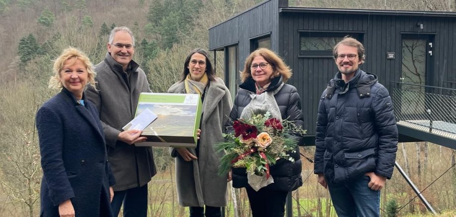 Im Hintergrund Burg Trifels und ein Stelzenhaus, im Vordergrund von links nach rechts: Carmen Winter, Dietmar Seefeldt, Angelika Hornbach, Bettina Hornbach und Benjamin Burckschat.