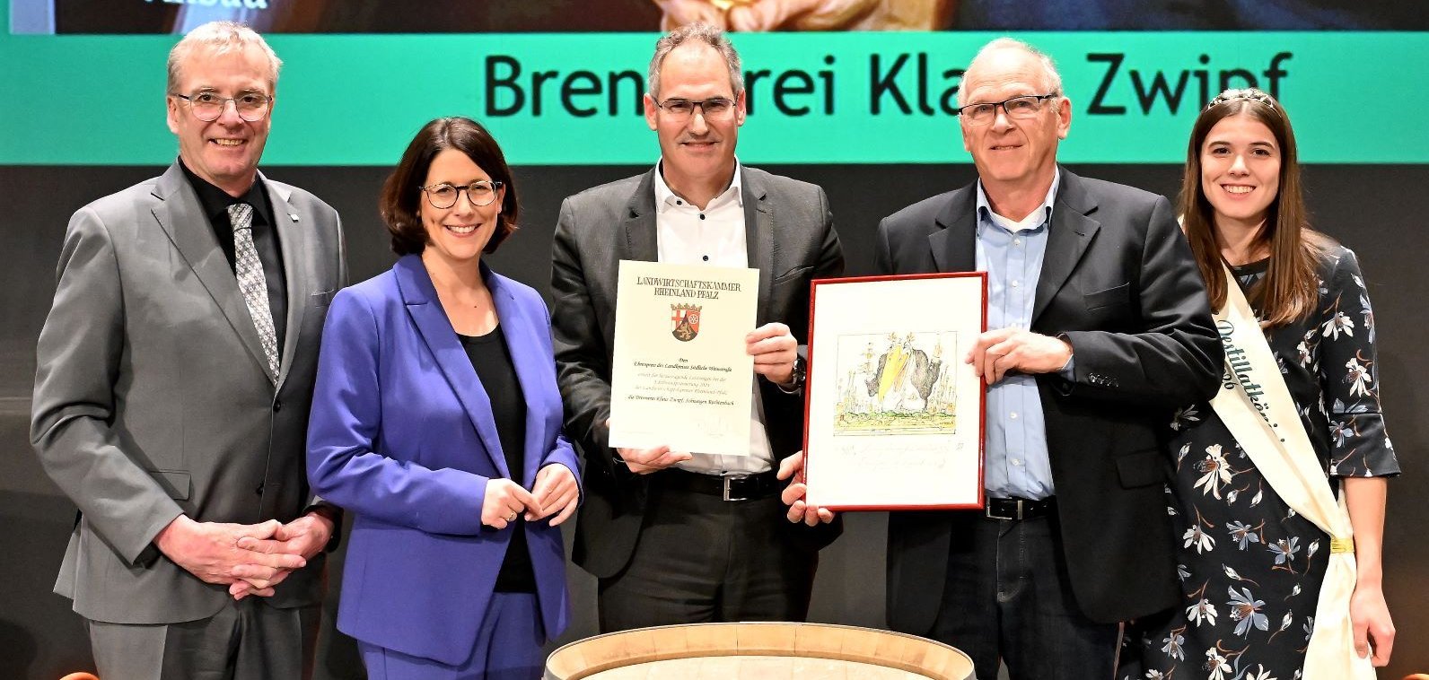 Gruppenbild: Kammerpräsident Michael Horper, Landwirtschaftsministerin Daniela Schmitt, Landrat Dietmar Seefeldt, Klaus Zwipf und Anna Steinmann, Deutsche Destillatkönigin. Foto: LWK RLP/Kai Mehn