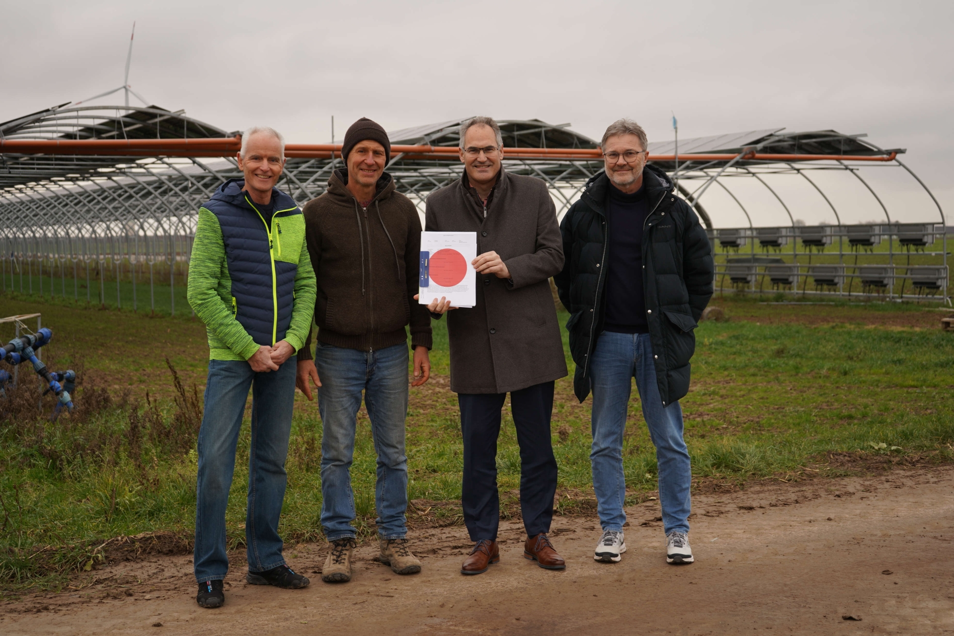 Wolfgang Schwab, Landwirt Ralf Gensheimer, Landrat Dietmar Seefeldt und Günter Jung, Abteilungsleiter „Bauen und Umwelt“ bei der Kreisverwaltung SÜW, vor der Agri-Photovoltaikanlage in Offenbach. Foto: KV SÜW
