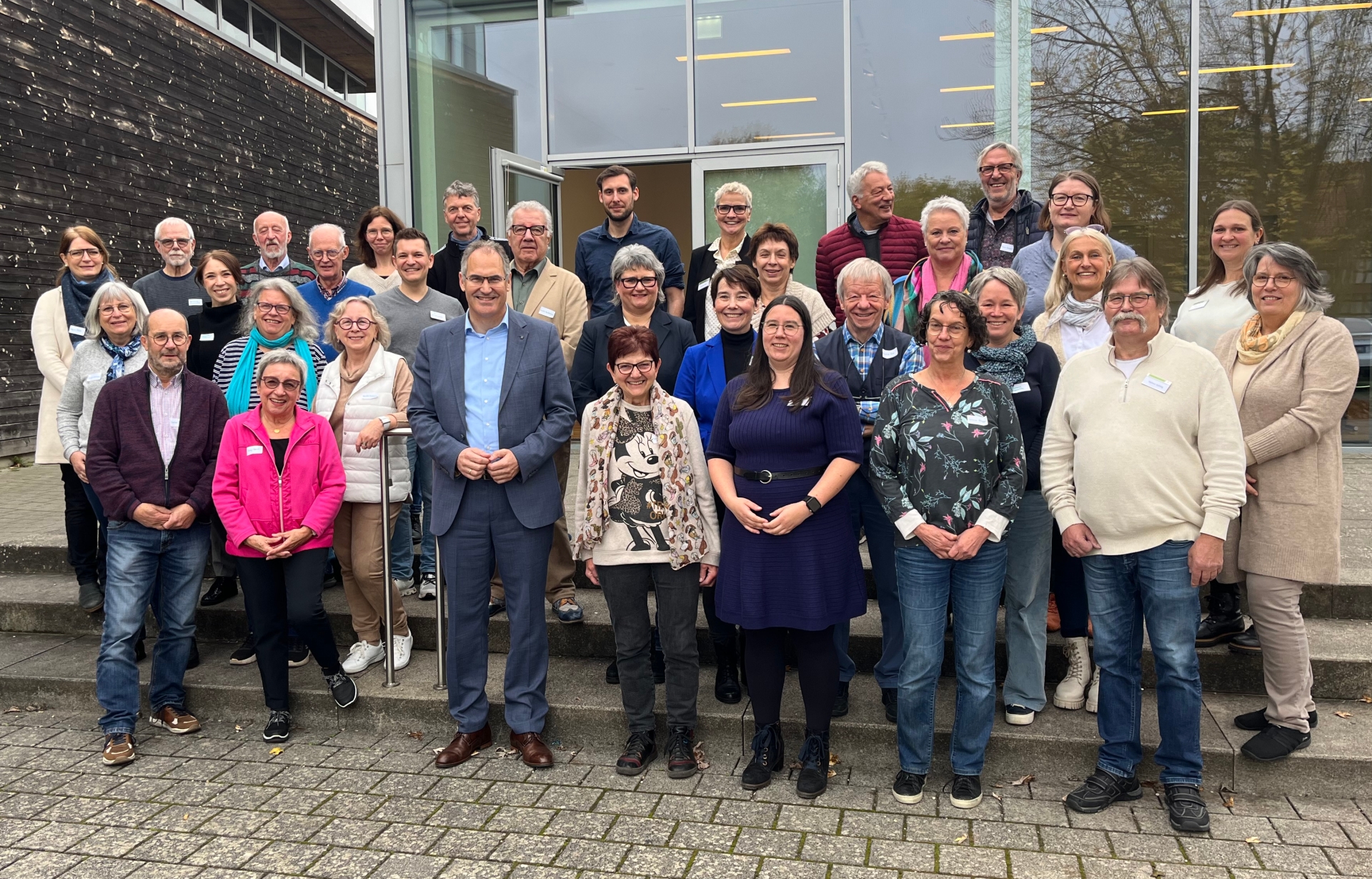 Gruppenbild der Teilnehmerinnen und Teilnehmer der Zukunftskonferenz des Projekts „Gut Leben im Alter“ in Herxheim.