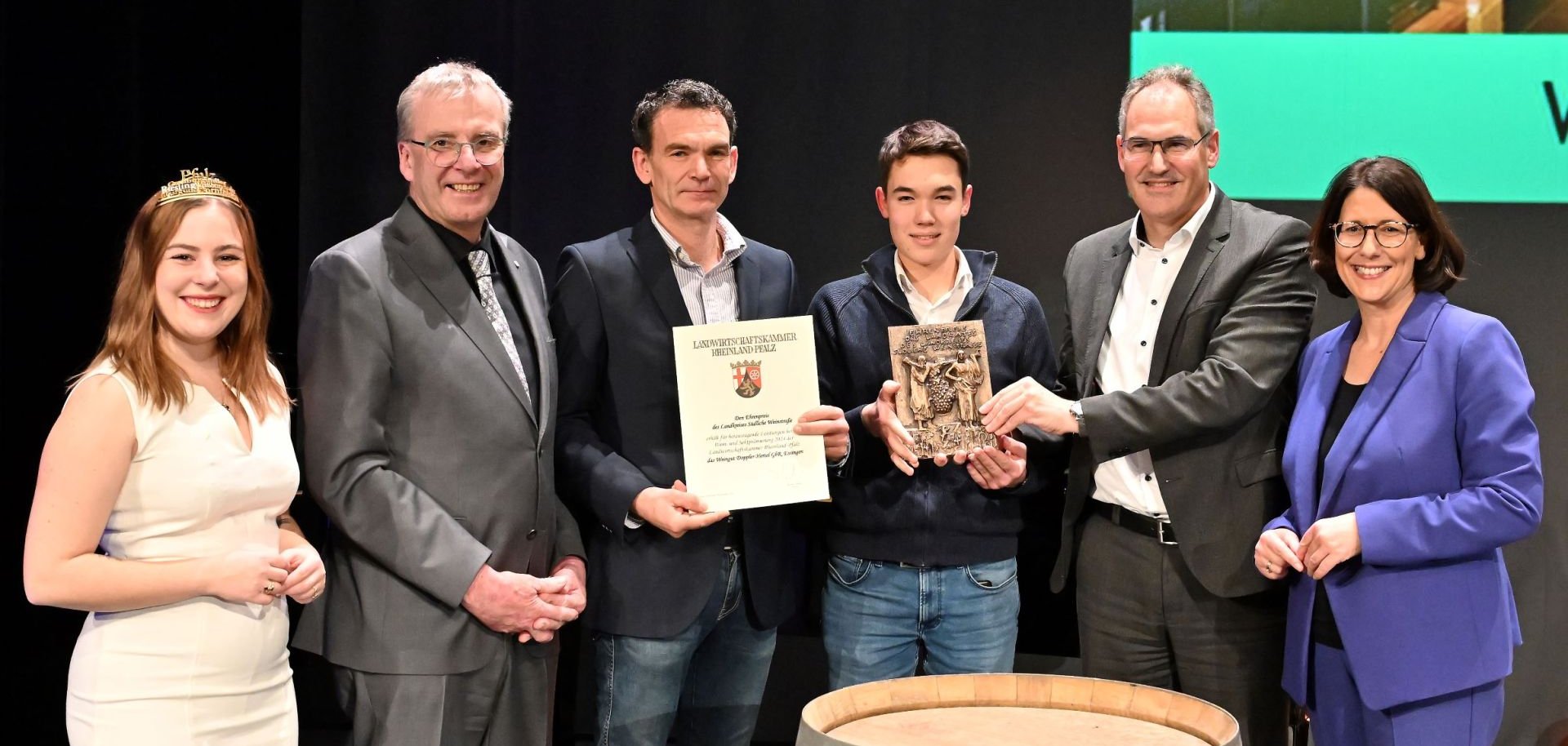 Gruppenbild: Denise Stripf (Pfälzische Weinkönigin), Kammerpräsident Michael Horper, Mario Hermes und Niklas Hermes vom Weingut Doppler-Hertel, Landrat Dietmar Seefeldt und Weinbauministerin Daniela Schmitt. 