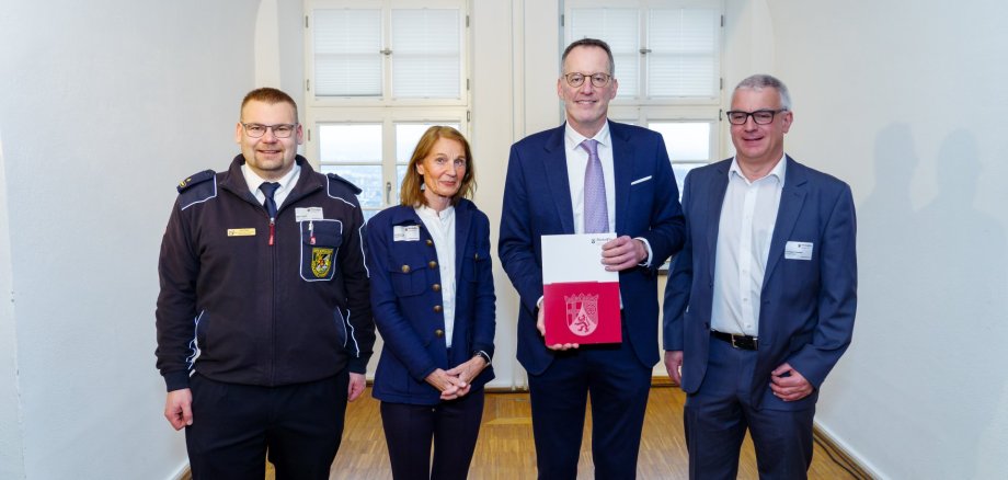 Gruppenbild: Michael Ebling, Christian Sommer, Bürgermeister der Verbandsgemeinde Herxheim, Pia Werling, Beigeordnete der Verbandsgemeinde Offenbach und Jens Thiele, Brand- und Katastrophenschutzinspekteur des Landkreises SÜW.