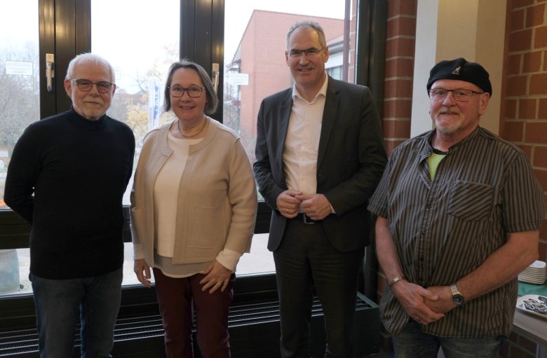 Vorsitzender Bernhard Blumenstiel, stellvertretende Vorsitzende Dr. Ingrid Sebastian-Sehr, Landrat Dietmar Seefeldt und stellvertretender Vorsitzender Hans-Peter Carius. Foto: KV SÜW Gruppenbild: Vorsitzender Bernhard Blumenstiel, stellvertretende Vorsitzende Dr. Ingrid Sebastian-Sehr, Landrat Dietmar Seefeldt und stellvertretender Vorsitzender Hans-Peter Carius.
