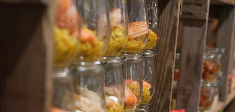 Garnelen auf Couscous in kleinen Gläschen. 