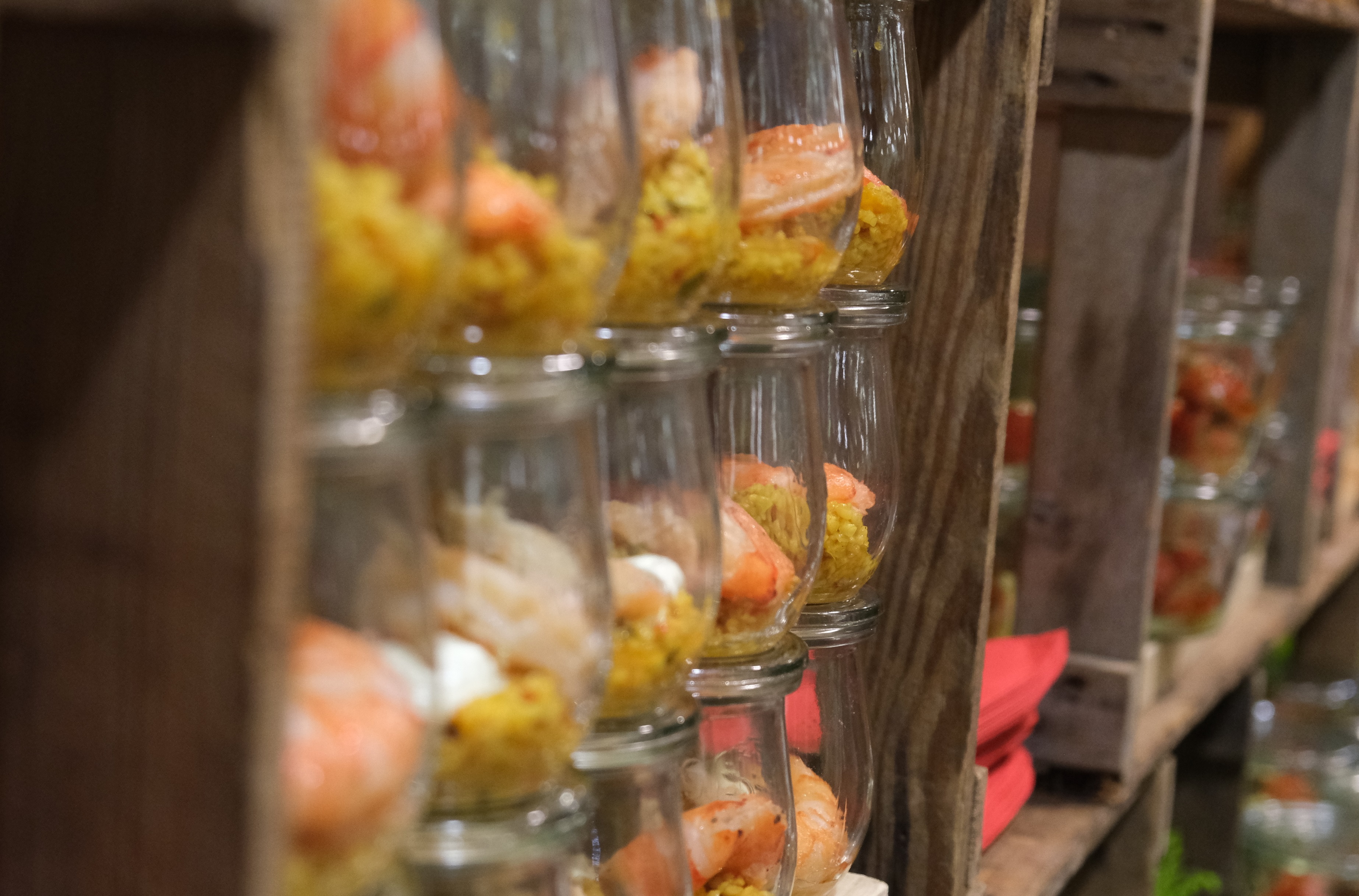 Garnelen auf Couscous in kleinen Gläschen. 