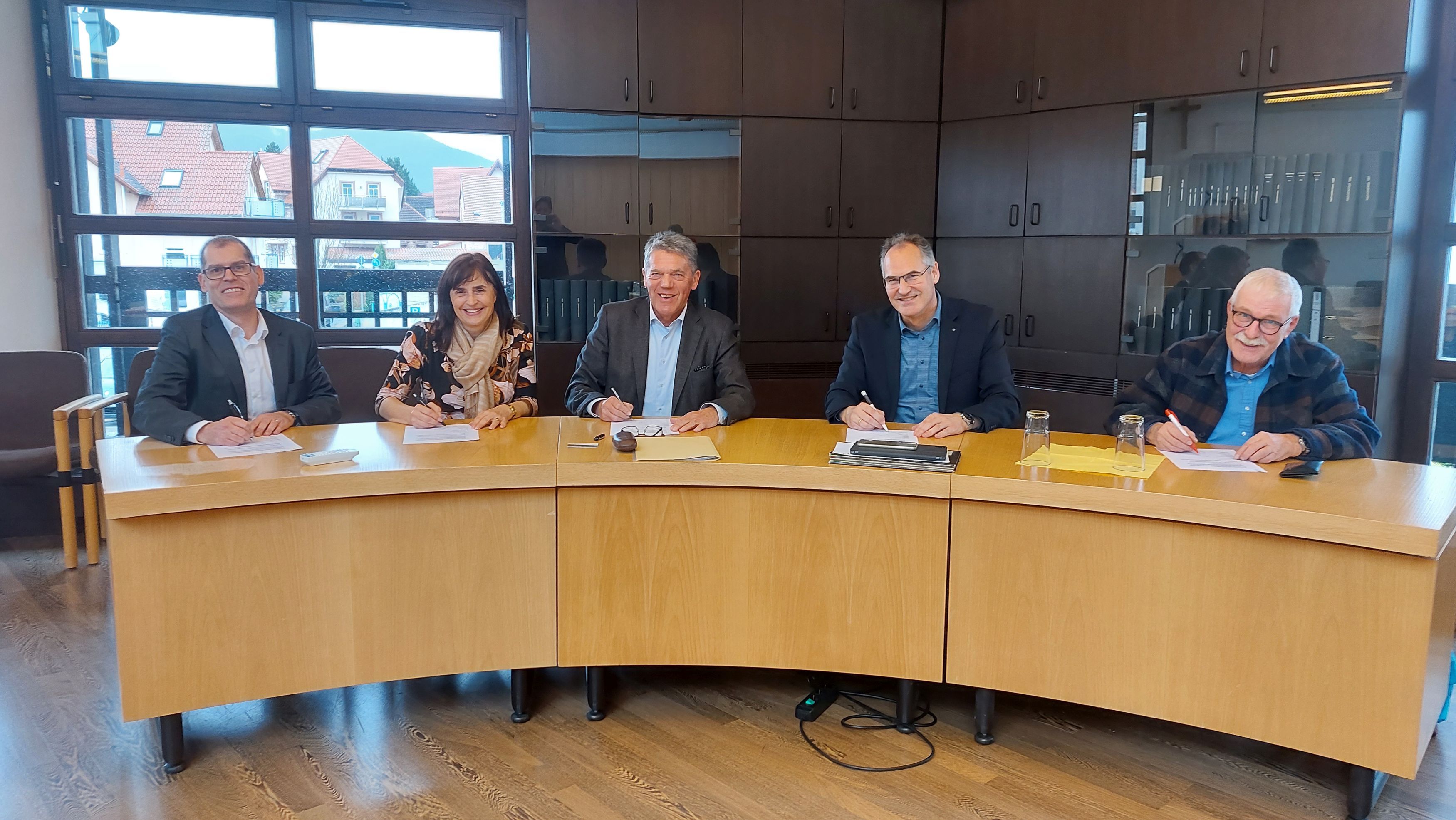 Bei der Unterzeichnung der Vereinbarung über die Tagespflegeeinrichtung in Maikammer sitzen nebeneinander an einem halbrunden Tisch Christian Rohatyn (Geschäftsführer Gemeinnütziges Siedlungswerk Speyer GmbH), Gabriele Flach (Bürgermeisterin Verbandsgemeinde Maikammer), Karl Schäfer (Ortsbürgermeister Maikammer), Landrat Dietmar Seefeldt, Olaf Kleinschmidt (Vorsitzender der Ökumenischen Sozialstation Neustadt). 