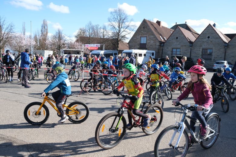 Kinder fahren Fahrrad. 