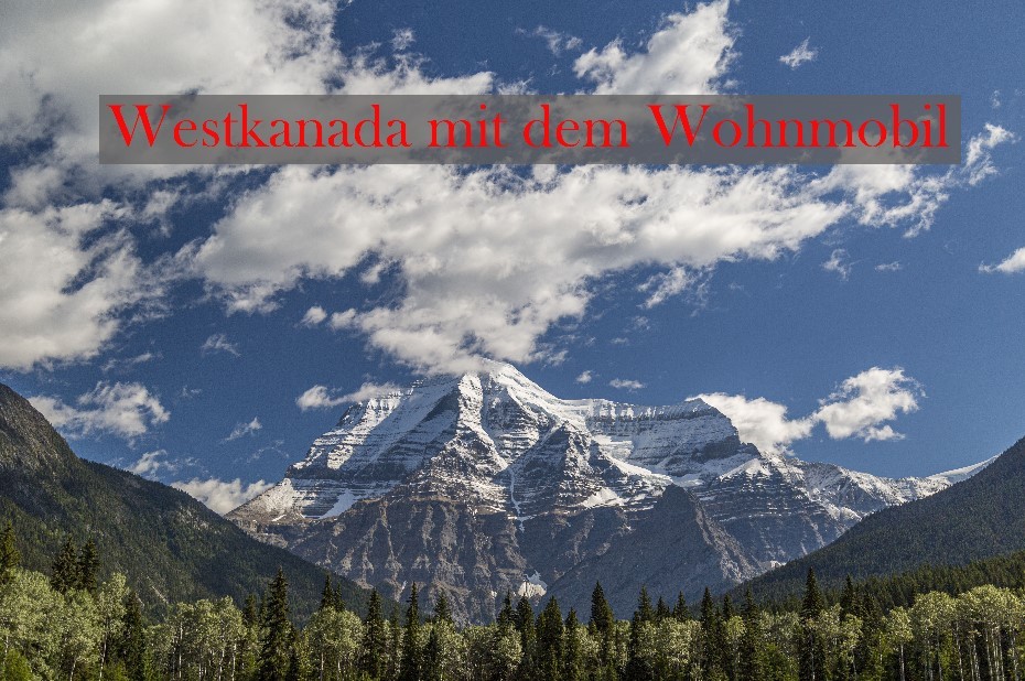 Bergmassiv hinter kanadischen Wäldern im Sonnenschein. In roter Schrift steht Westkanada mit dem Wohnmobil.