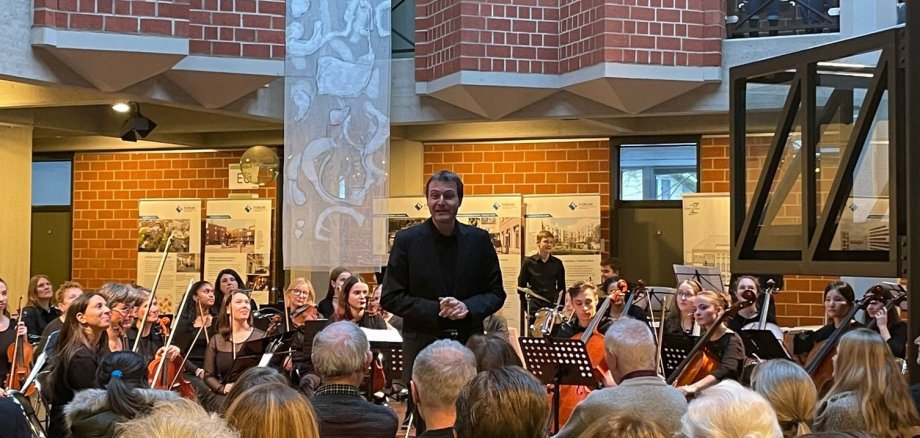 Publikum, Dirigent und Orchester im Kreishaus. 